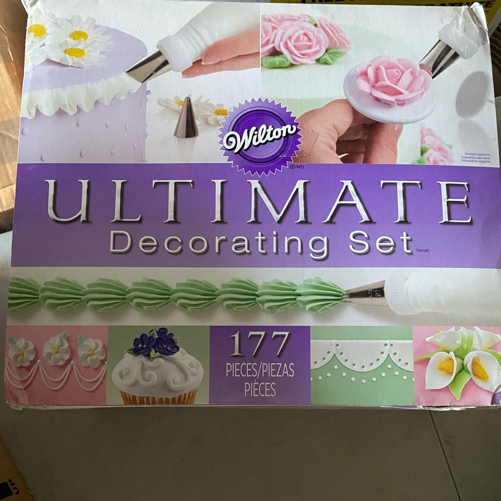 Wilton Ultimate Decorating Set 177 Pieces